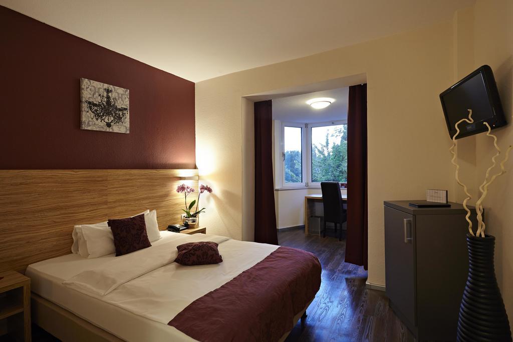 Hotel Bonjour Bad Soden am Taunus Exteriör bild