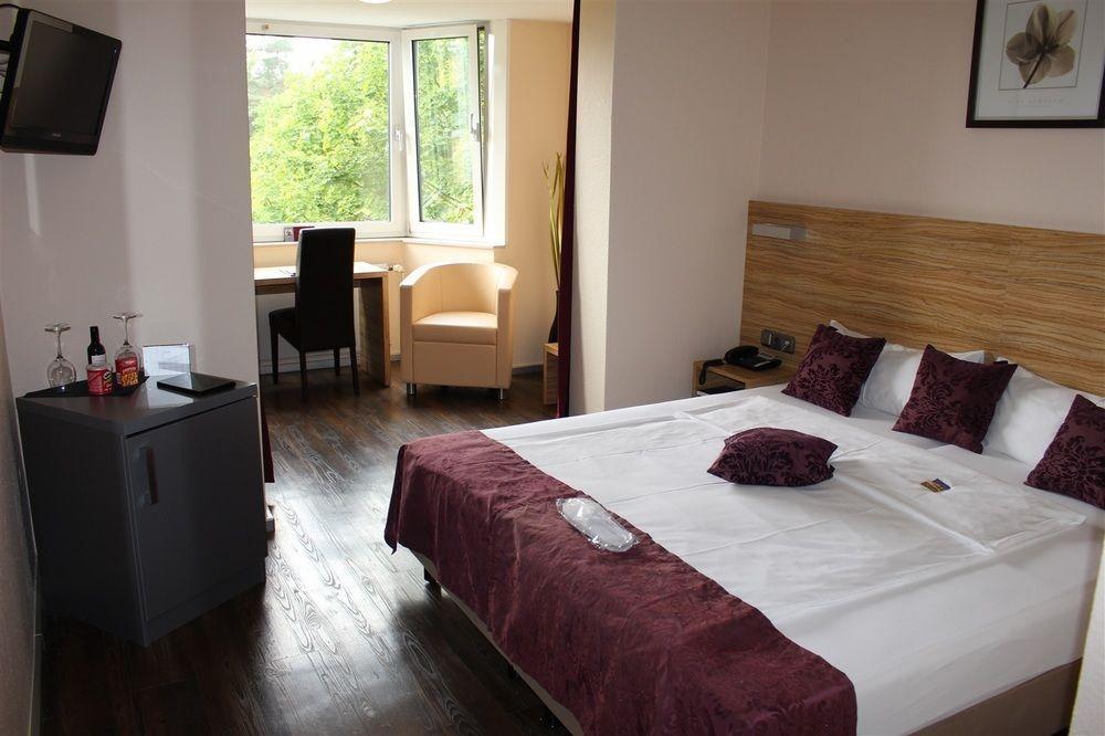 Hotel Bonjour Bad Soden am Taunus Exteriör bild
