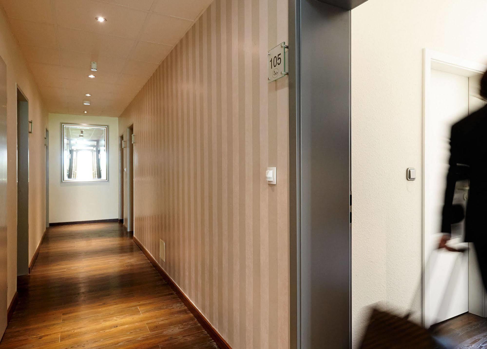 Hotel Bonjour Bad Soden am Taunus Exteriör bild
